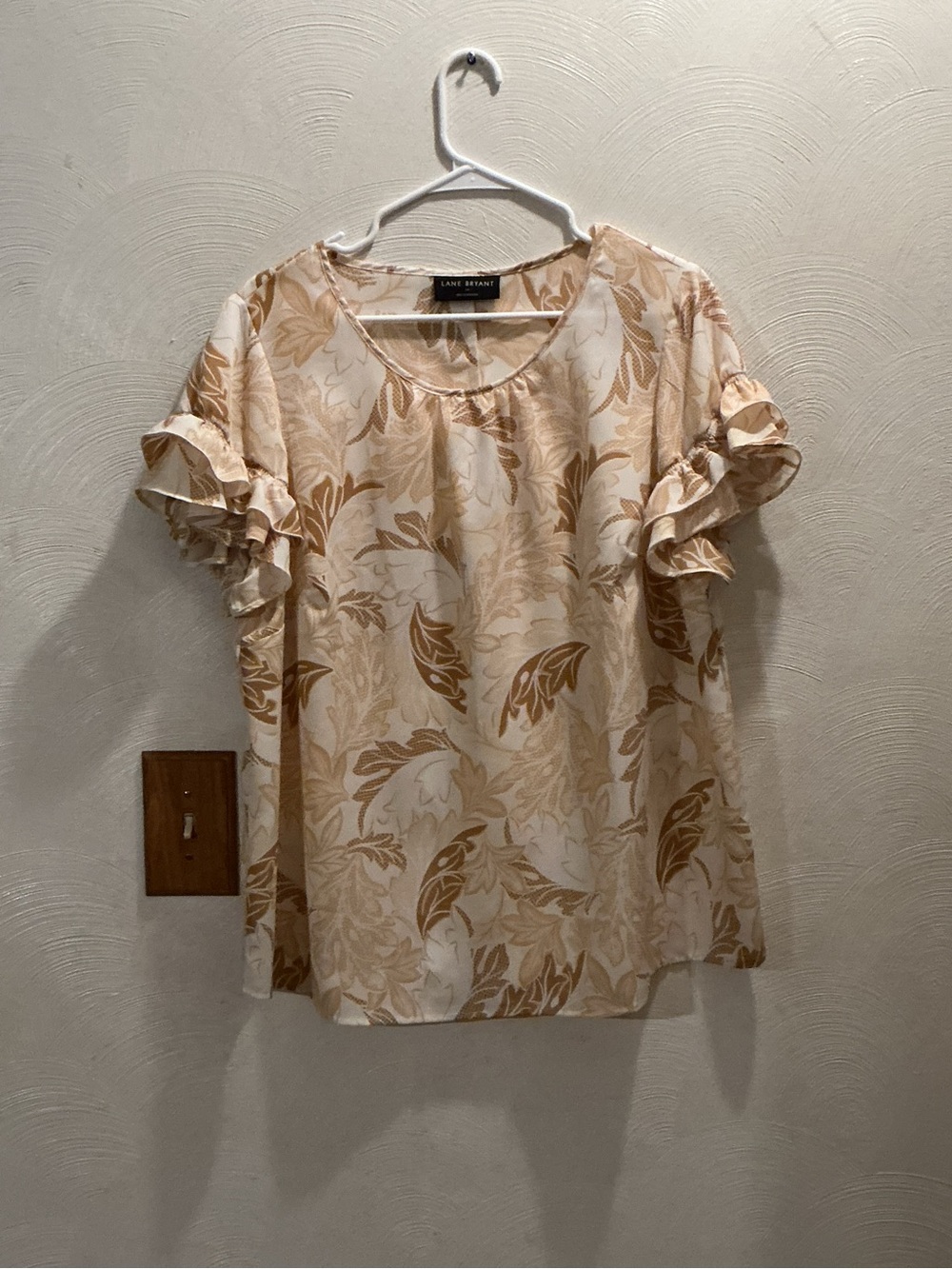 Lane Bryant Cream, Tan, & Rust Floral Ruffle Sleeve Top. Size 14. Leaf Pattern.
